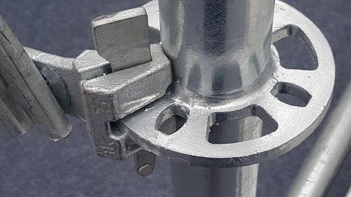 What is the characteristic of the tray buckle scaffold?